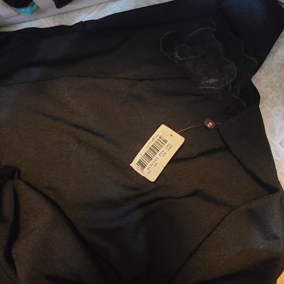 Off the shoulder black top - Picture 3 of 6